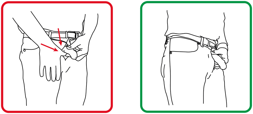 Vue comparative montrant l’accès à la verge avec un boxer classique et avec SABORDS® : le sous-vêtement classique mobilise les deux mains, tandis que l’ouverture anatomique SABORDS® permet un accès direct avec une seule main.