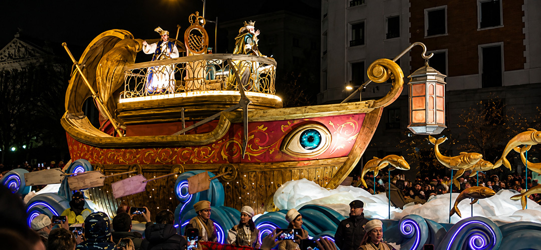 Le spectaculaire char en forme de bateau ouvre le défilé de la Cabalgata des Rois mages à Madrid, le 5 janvier 2025. Inspiré de l'univers marin, il transporte les Rois mages au milieu d'une foule venue assister à l'une des plus grandes traditions de Noël en Espagne. Cette parade féerique mêle lumières, musique, décors monumentaux et personnages fantastiques pour célébrer l'arrivée des Rois mages à la veille de l'Épiphanie.
