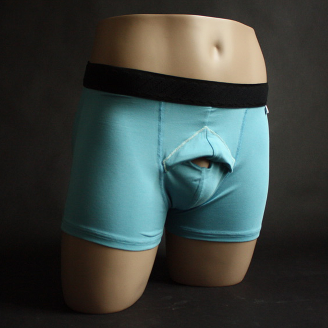 Le volet de recouvrement du boxer anatomique SABORDS® est ici enroulé sur lui-même, laissant apparaître l’ouverture anatomique. Cette position permet de visualiser clairement la conception frontale brevetée du sous-vêtement.