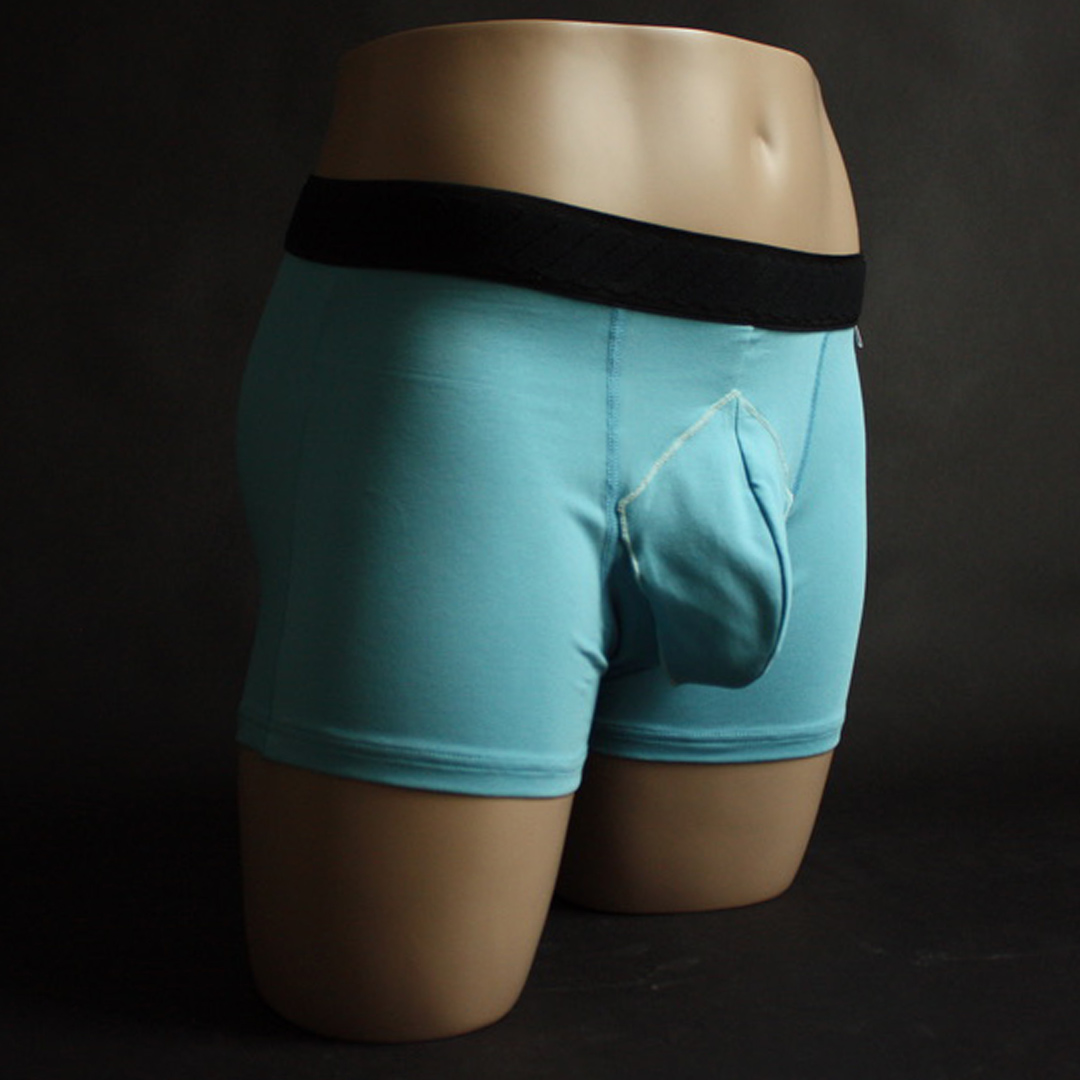 Le volet de recouvrement du boxer anatomique SABORDS® est ici en position normale. Il recouvre l’ouverture anatomique tout en laissant la partie avant du boxer dédiée au maintien des testicules.