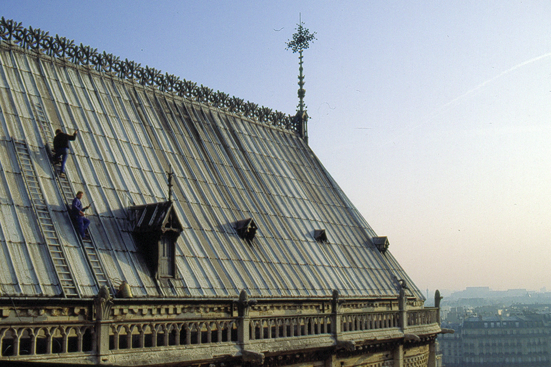 couvreurs sur le toit de Notre-Dame de Paris