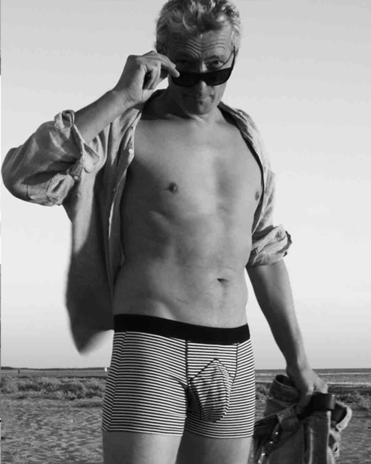 Vincent Demeaux, créateur et inventeur de SABORDS®, portant le boxer homme anatomique rayé SABORDS. Une conception brevetée qui repense le maintien et l’usage quotidien du sous-vêtement masculin.
