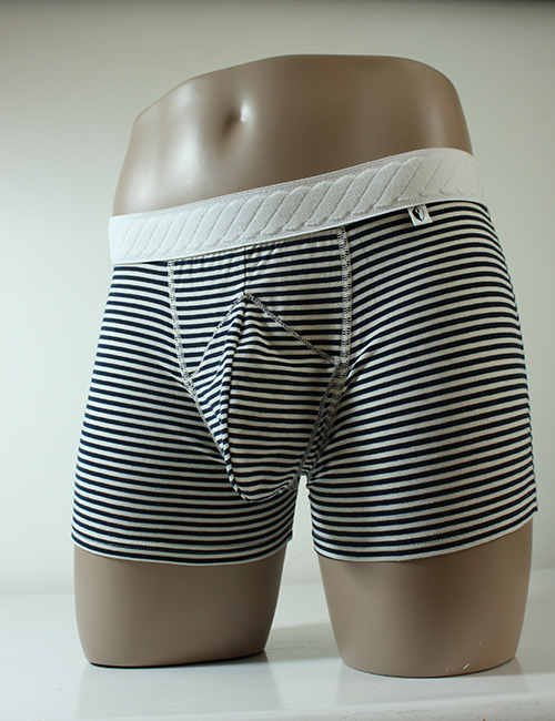 boxer sabords à rayure position cape de recouvrement fermée